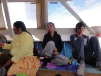 retour en bateau, les deux dames à gauche de Marie n'ont pas arrêté de discuter pendant toute la traversée