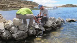 on filtre l'eau du lac : "Agua Titicaca, c'est bon pour mon karma !"