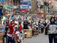 Marché-quincaillerie de rue : on y trouve de tout