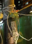 Raccord électrique à la bolivienne (pourtant la quincaillerie est à deux pas...)