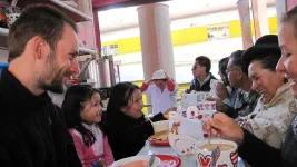 Petit déjeuner au marché central. Des mini-mini-restaurants vous accueillent dans une ambiance très conviviale. Au menu : café, chocolat chaud, excellent pain-beurre-confiture, sandwichs fromage-avocat, rencontre avec des boliviens, etc... Le tout pour 1€ par personne.