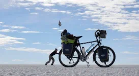 Poussé de vélo sur sel (c'est plus facile que dans le sable)