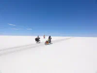 Au milieu du désert... on suit tout de même une piste pour ne pas se perdre ou "s'enseler"