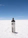 Mini-Marie essaie d'ouvrir un bidon d'eau