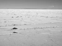 Rivage sec du lac. On peut voir des vagues pétrifiées.