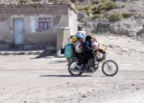 Toute une famille sur une moto ("Scène réalisé par des cascadeurs professionnels, ne pas tenter de la reproduire chez vous")