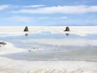 Au bout de la jetée, le lac sec n'est pas si sec que cela... à cause de rivière qui continue à se jeter dedans On cherche alors un passage le plus sec possible pour éviter d'endommager les vélos avec le sel.