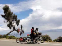 On surplombe le lac Titicaca
