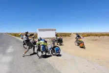 Là on y est... on quitte la route, le bon asphalte, le doux goudron qui est joli et qui sent bon pour... la poussière, la tôle ondulée, la caillasse et le sable, bref la piste.