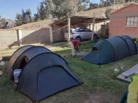 Bivouac sur le terrain d'un poste de santé / dispensaire