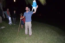 Olivier et sa pinata schtroumpf