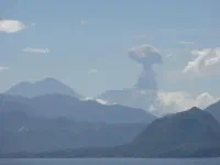 Éruption d'un volcan sur l'autre rive.