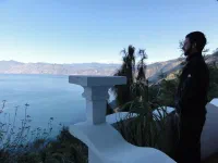 Olivier, sur la terrasse, médite sur son triste sort.