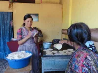 Fabrication de tortillas : ici, elles sont faites à la main, elles sont donc plus petites et plus épaisses, mais toujours aussi bonnes. C'est un sacré boulot !