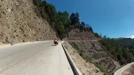 Montée éprouvante vers un col à plus de 3000m d'altitude