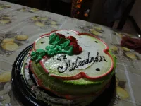 Un beau gâteau d'anniversaire typiquement américain : bloc de mousse comestible recouverte d'une crême saturée de produits chimiques (stabillisants diverses et variés, antibiotiques, colorants artificiels, goûts artificiels, exhausteurs artificiels des goûts artificiels). Cette cuisine présente quelques avantages: ça tient des semaines à températures ambiante, ça fait fuir les rats, et on ne risque pas de le perdre dans le noir car c'est phosphorescent (on exagère à peine). Personnellement, nous pensons qu'un simple gâteau au yahourt fait avec des moufles par un gaucher contrarié est bien meilleur. Après, les goûts et les couleurs...