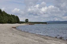 Deux jours avant nous étions dans la pampa aride, et dans quelques instant nous sommes tous à l'eau dans un lac cerclé de forêts