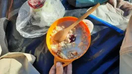 Avoine + morceaux de pommes + confiture de fraise + lait = Petit déjeuner bien sympathique