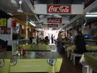 Petit marché où l'on mange de délicieux tacos : une grande salle que se partage plusieurs restaurateurs. Chacun doit halpaguer la client le plus vite possible pour faire son chiffre. La concurrence est rude, les prix intéressants