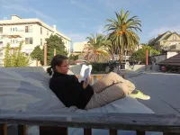 Dernières révisions d'espagnol sur le toit de l'immeuble où nous logeons