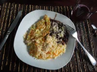 Plat typique brésilien : riz + haricot +farofa (farine grossière de manioc) et omelette