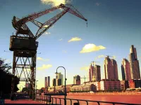 Réaménagés, les anciens docks sont devenus le quartier huppé avec gratte-ciels tout neufs, restaurants et boutiques de luxe, et lieux de balade du dimanche pour les familles.