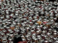 Brocante du dimanche matin. Qui veut un maté ?