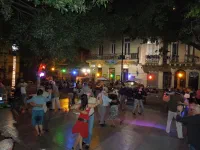 La nuit, les habitants de Buenos-Aires ne dorment pas (comme tous les argentins d'ailleurs), ils dansent le tango sur les petites places de la ville.