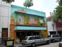 Le quartier de La Boca est surtout connu pour deux choses : les façades décorés de ses vieux bâtiments et les nombreuses démonstrations de tango sur les terrasses de ses nombreux bars et restaurants.