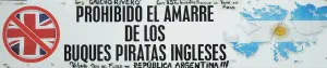 "Amarrage de bateaux des pirates anglais interdit !!!" Et oui... l'Argentine et l'Angleterre sont encore officiellement en guerre à cause des Malouines.