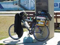 Le vélo d'un cyclotouriste brésilien avec bagagerie "home-made"