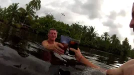Luis, Cuba Libre à la main (accessoire standard), nous emmène nous baigner à la rivière, Cubas Libres à la main