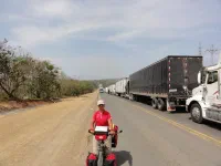 Nous avons mesuré une file de camions de 5 kilomètres de long. Nous avons interrogé un des chauffeurs : ils leur arrive parfois d'attendre 3 jours avant de réussir à passer la frontière !