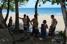 La fine équipe en journée plage : le sable est tellement chaud qu'il faut courir pour aller se baigner. On vous l'avait dit : la vie n'est pas si facile sous les tropiques.