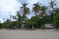 Playa Cocles, avec en arrière plan le camping-car de Riri, Fifi et Loulou