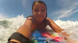 Marie n'attend pas sa vague, elle va la chercher !