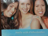 La grande mode au Costa-Rica est de se faire refaire les dents. Du coup les rues regorgent de publicités dans lesquelles des femmes au dents parfaites arborent des appareils dentaires. Crédible ?