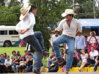 danse traditionnelle mexicaine : deux hommes se battent pour une femme