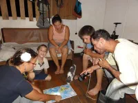 Marie explique notre parcours à la famille