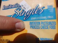 au secours !!! on veut du camembert. (cette "imitation" imite à merveille quelque chose d'immonde)