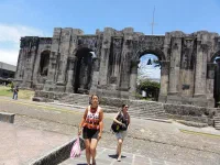 Ruines d'un templs protestant jamais fini depuis 100 ans à cause des tremblements de terre