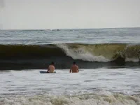 Session bodyboard en beachbreak pour Olivier et Papa Sanso. Merci aux Mistrals pour la location des planches !
