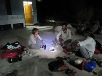 Dîner dans la cour de l'école