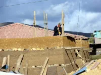 Construction d'une maison en torchis. Deux mois de construction, un an de séchage...