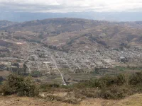 Vue vers la ville. Il ne reste "que" 15 km de lacets por y arriver, alors qu'elle paraît si proche