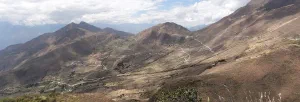 la piste en lacet que l'on vient de parcourir