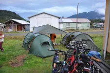 Tentes installées dans un jardin, et la pluie arrive