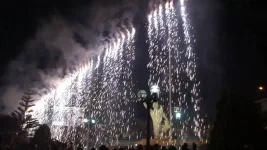 La fontaine de feu... au dessus de la foule, qui s'est heureusement écartée juste à temps.