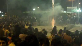 Les fusées sont vraiment tirées du milieu de la foule