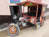Ici, un taxi ressemble à ça. C'est artisanal, et cela permet de recycler une moto et demi.